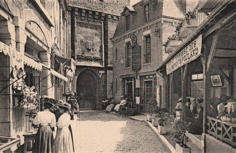 Vintage-postcard-La-Mere-Poulard-restaurants-on-Mont-Saint-Michel