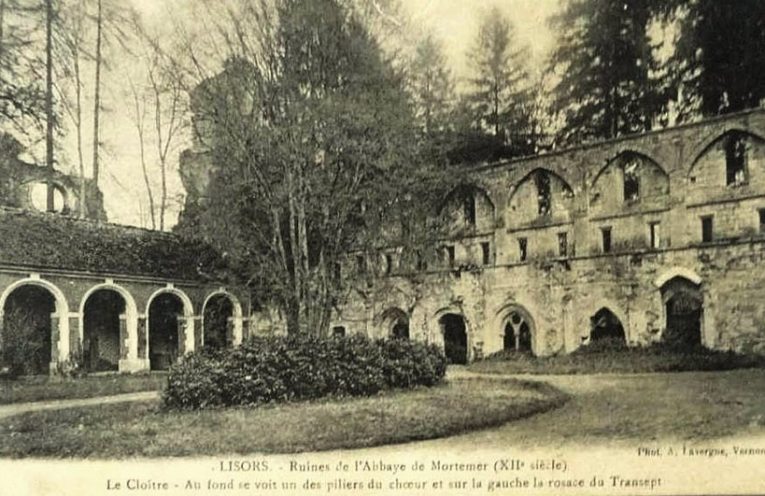 black and white postcard of Abbaye de Mortemer wall of the